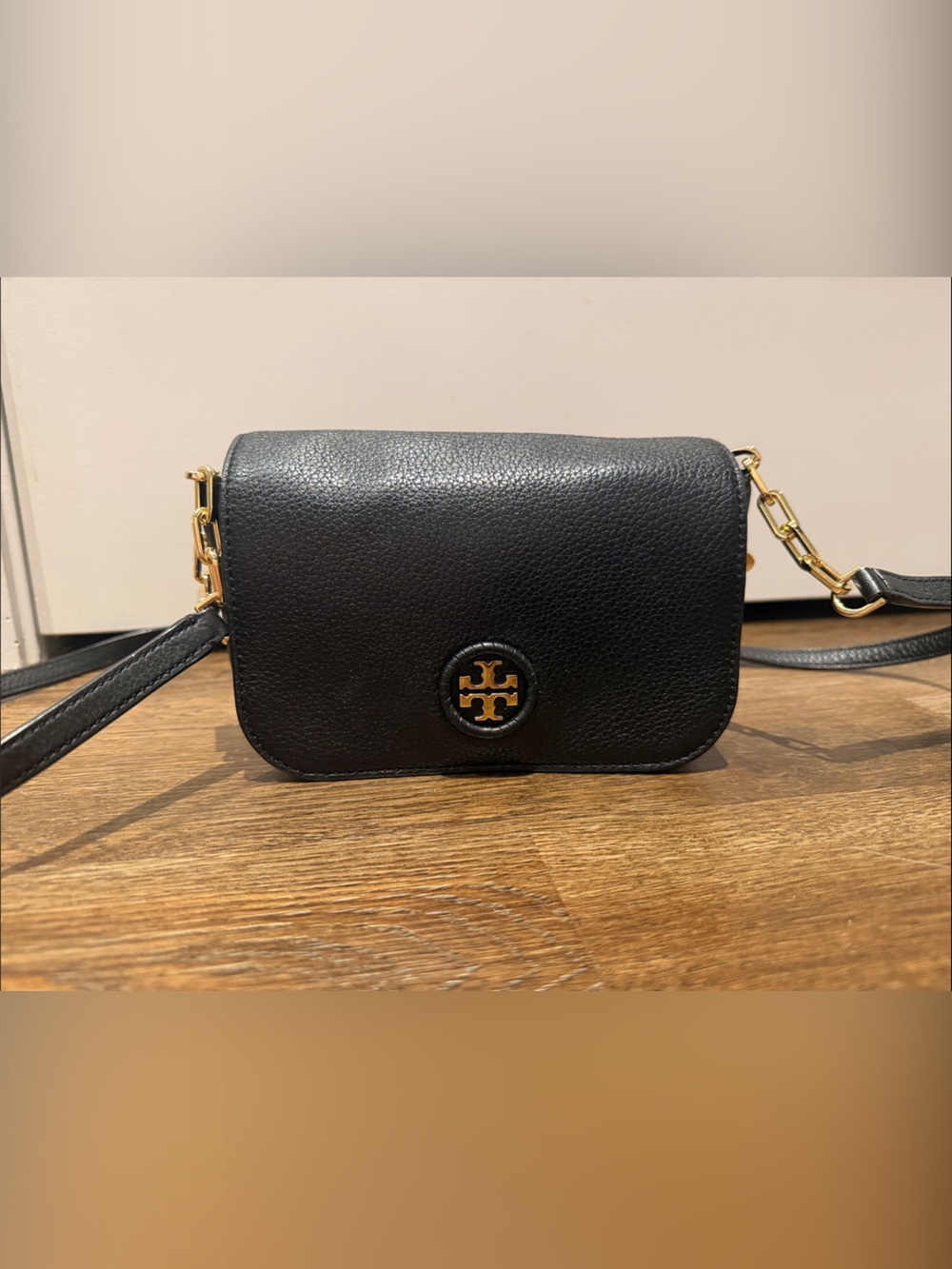 🖤TORY BURCH✨ Black Pebbled Leather Crossbody with Gold Emblem